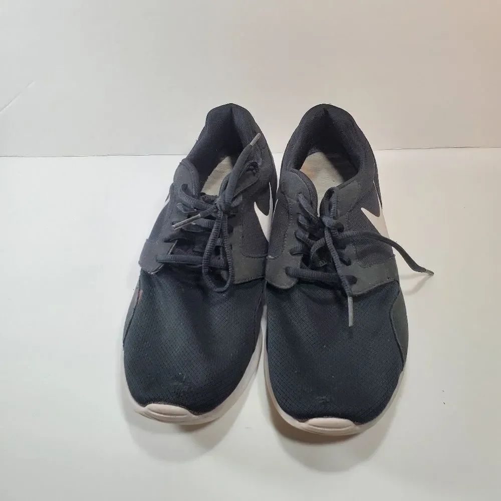 NIKE black tennis shoes